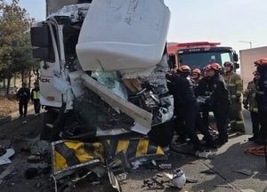 파주 4차로서 11t 트럭이 청소차 추돌…1명 사망·1명 이송
