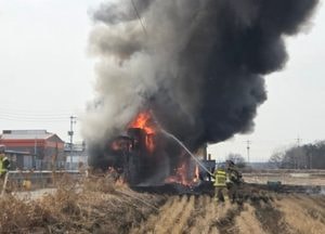 여주 가남읍서 화물차 화재…1대 전소·1대 반소