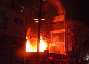 수원 송죽동 철물점서 새벽 화재…인접 상가주택 주민 3명 대피