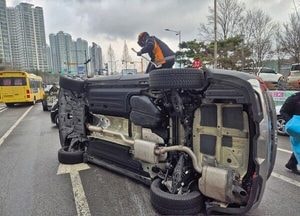 화성 반송동서 차량 전복사고…50대 여성 구조