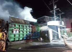 [영상] 안산 폐기물 보관 암롤박스서 화재…29분 만에 진화