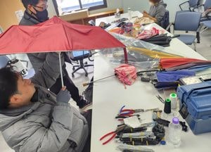 [사진으로 봤다] ‘부러진 우산살도 다시 살린다’…수원 ‘찾아가는 우산수리센터’ 가보니