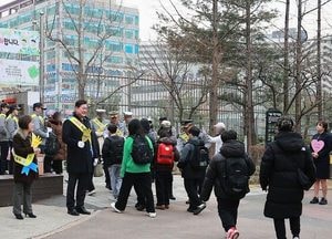 인천 미추홀구, 신학기 어린이 교통안전 캠페인 실시…안전한 등굣길 조성