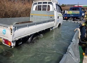 용인휴게소 전기트럭 충전 중 연기…수조 이용 진압