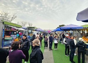 [르포] 바닷바람과 고소한 튀김…궁평항 푸드트럭 가보니