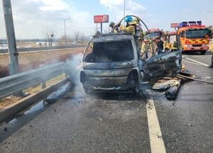 김포서 1톤 화물차 화재…적재물까지 불길 번져 전소