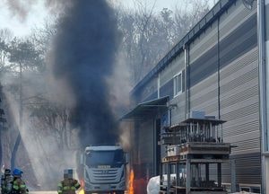 포천 화현면 공장서 LPG 탱크로리 불…폭발 위험 속 신속 진화