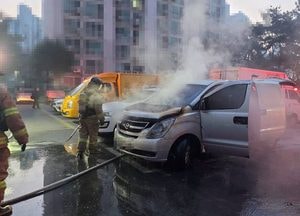 의정부 신곡동서 주차 중 승합차 화재…15분 만에 진화