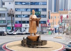 이천시 ‘장위공 서희 동상’ 60년 만에 교체...10m 높이 위용 드러내