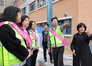 이상일 용인특례시장, 신갈초교 찾아 현장 점검...학부모 목소리 청취