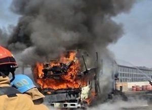 제2경인고속도로서 5톤 카캐리어 차량 화재...차량 3대 전소