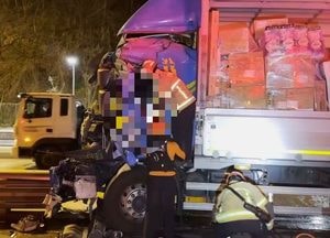 의왕 청계동 수도권순환고속도로서 화물차 사고…60대 운전자 구조