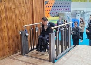 박재용 경기도의원, 학교 무대 접근성 개선시설 체험...교육 현장 개선 방향 논의