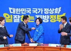 정청래, 추미애에 점퍼 전달…경기지사 선거 본격화