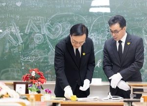 임태희 경기도교육감, 세월호 참사 12주기 ‘단원고 4.16 기억교실’ 찾아 추모