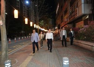 오산시, 골목상권 3곳 ‘청사초롱’ 설치 완료...야간경관 개선으로 상권 활성화 기대