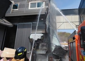 화성 송산면 창고 외벽서 화재…42분 만에 큰 불길 잡아