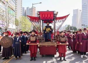 왕실 행차 속으로 들어간 시민들…회암사지 축제 ‘참여형’ 변화