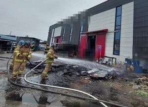 광주 양벌동 공장 야적장서 화재…차량·외벽 일부 손상