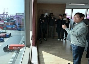 유정복 시장, 인천신항 현장 점검…물류 경쟁력 강화 방안 모색