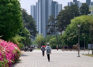 비 오기 전, 철쭉 물든 의정부 녹양역 광장