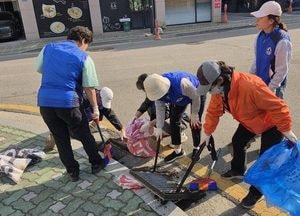송산3동, 주민들과 함께하는 여름철 집중호우 대비 빗물받이 정화활동 전개