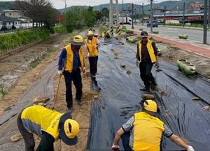 파주시 법원읍 실버경찰대 봉사단, 가야리 일대에 백일홍 씨앗 파종… 마을 꽃길 조성 나서