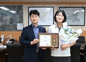 안산시, 의식 잃고 쓰러진 시민 도운 학생에게 이웃사랑 유공 표창 수여