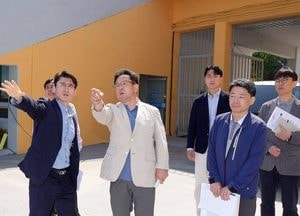 김현수 수원특례시장 권한대행, 아시아축구연맹 여자 챔피언스리그 수원FC 위민·내고향여자축구단 경기예정인 수원종합운동장 현장 점검