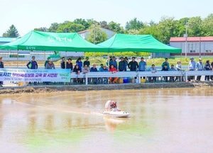양주시, 원격조종 무인보트 활용 제초제 살포 시연