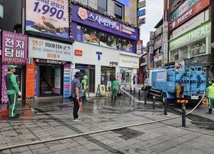 수원특례시, 여름철 앞두고 수원역 광장·로데오거리 일대 대청소