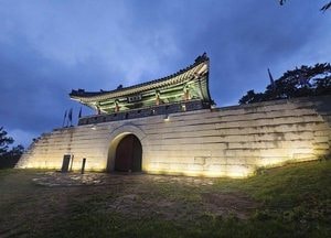 김포 문수산성, 빛을 품은 야간 명소로…경관조명 설치 완료