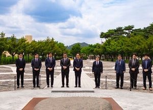 정장선 평택시장, 봉화마을 故 노무현 전 대통령 묘역 참배