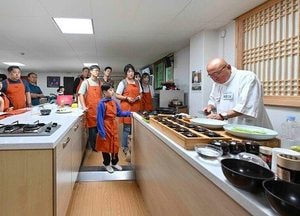 해군 2함대, 부대원 및 군가족 50여명 수도사 사찰음식 실습·명상 등 진행
