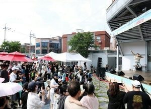평택 안정리 예술인광장, 한여름 크리스마스로 물들다