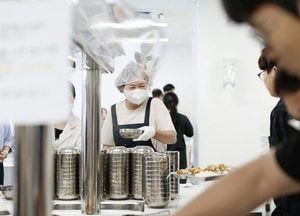 손화정 영종구청장, 구내식당 배식 봉사하며 직원과 소통 나서