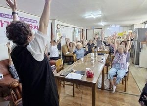 용현5동 주민자치회, 어르신 대상 ‘찾아가는 웃음치료사’ 운영