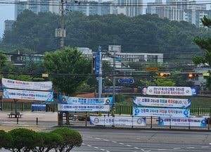 지자체 단체장 취임 축하 현수막 러시… 축하일까, 기대일까?