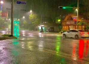 밤거리 덮친 집중호우…신호등과 차량 불빛이 빚어낸 무지갯빛