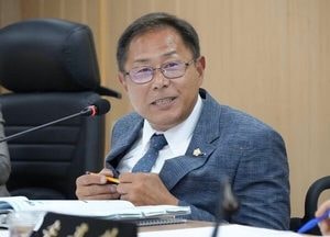 휠체어 탄 정진호 동두천시의원 "배리어프리 동두천 실현" 호소