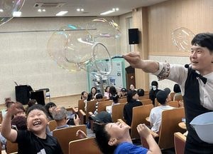 마술공연·버블쇼·북컬렉션 결합한 ‘게릴라 버스킹’ 성황