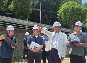 임창열 경기도의원, 폭염속 '인창천 생태하천복원사업' 현장 점검