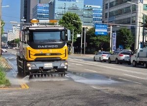안양시, 살수차 긴급 투입 뜨거운 아스팔트 식힌다