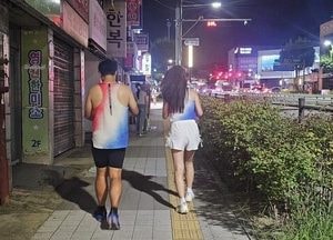 광복절 앞둔 여름밤 달리는 '태극빛' 청춘 남녀