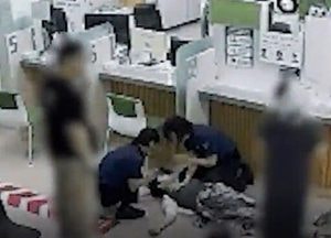 민원실서 쓰러진 50대, 경찰관의 6분 CPR이 살렸다