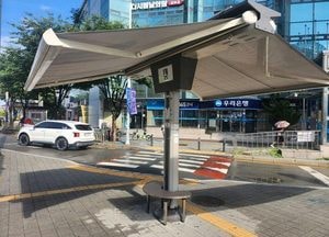 수원시, 횡단보도 그늘막에 편의의자 시범 설치