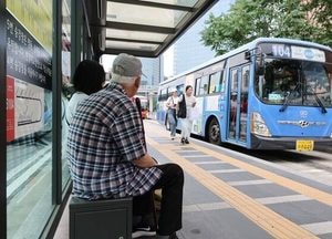 서울 시내버스 16일부터 멈춰서나...파업 'D-1' 막판 협상 줄다리기