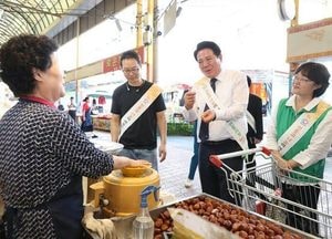최대호 안양시장, 추석 앞두고 관내 전통시장 방문…민생 현장 점검