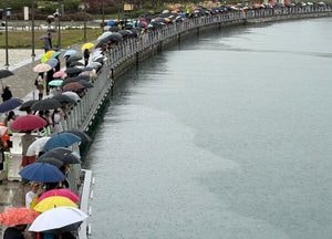 '상어 보려고' 몰려든 부산 북항 인파 연휴 사흘간 32만명이나