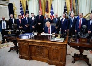 트럼프, 중간선거 앞두고 일방발표..."韓, 알래스카 LNG·발전소·원전 대미투자"